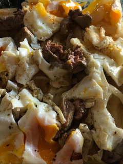 Una foto de Revuelto de paté con huevos y papas