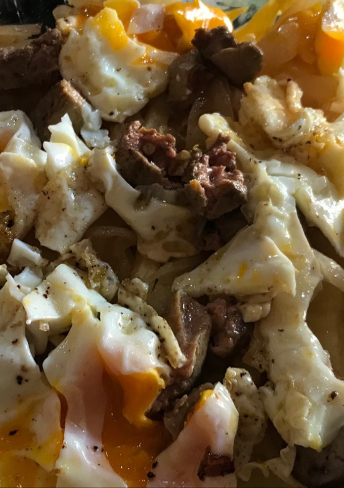 Una foto de Revuelto de paté con huevos y papas