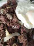 Sangre encebollada con huevo
