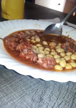 Una foto de Potaje de garbanzos con chorizo y morcilla