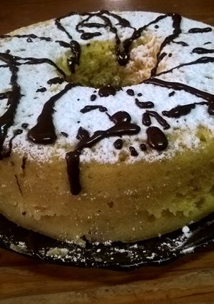 Una foto de Torta licuada de naranja y nueces en microonda