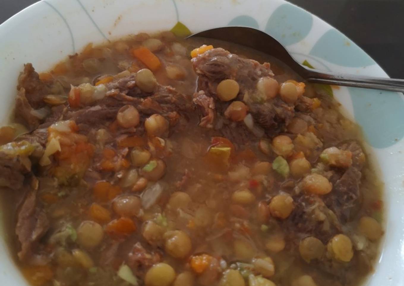 Lentejas guisadas con carne de res