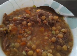Una foto de Lentejas guisadas con carne de res