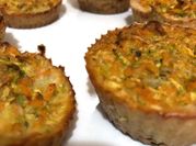 Una foto de muffins salados