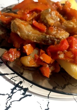 Фото Хек тушкований з овочами в сковороді.