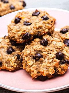 Una foto de Galletas de avena, plátano y chocolate