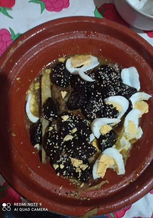 Una foto de Tajín de cordero con ciruelas semillas de sésamo y huevo