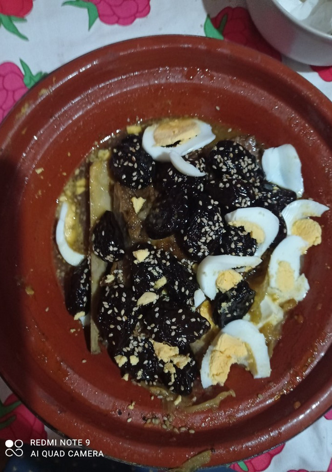 Una foto de Tajín de cordero con ciruelas semillas de sésamo y huevo