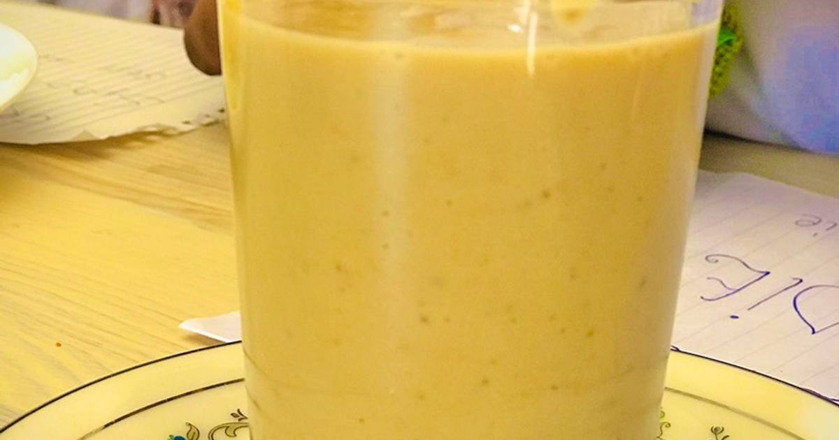 Premium Photo  Man pouring nondiary milk in blender with cut bananas when  making smoothie