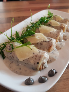Una foto de Canelones de carne con bechamel de trufa