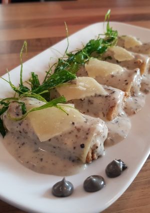 Una foto de Canelones de carne con bechamel de trufa