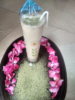 ગુલાબ-વરીયાળી ઠંડાઈ(gulab-variyali thandai) રેસીપી મુખ્ય ફોટો