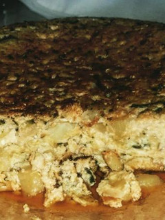 Una foto de Tortilla de patatas con cebolla y calabacín