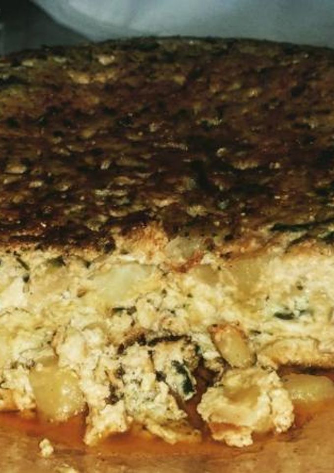 Una foto de Tortilla de patatas con cebolla y calabacín