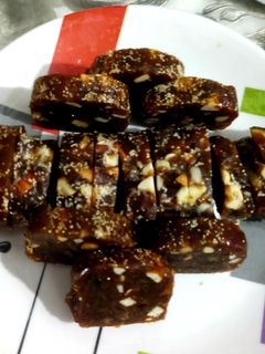 ડ્રાયફ્રૂટ ખજૂર રોલ(Dryfruit kajoor roll recipe in Gujarati) રેસીપી મુખ્ય ફોટો