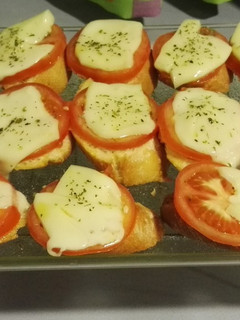 Una foto de Tostas de tomate con Provolone