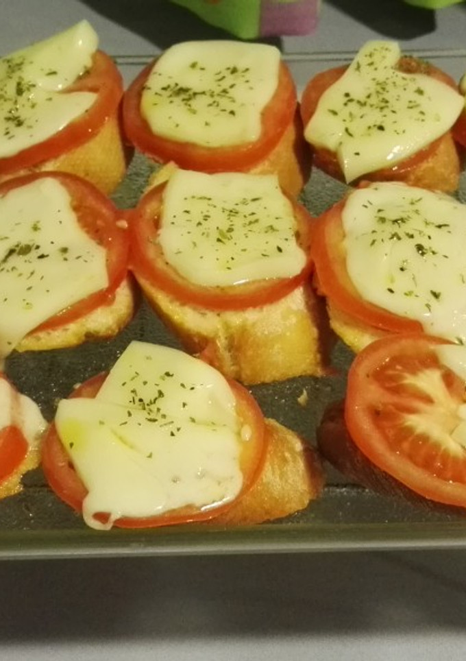 Una foto de Tostas de tomate con Provolone