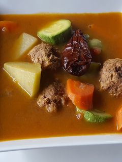 Una foto de Albóndigas con verduras