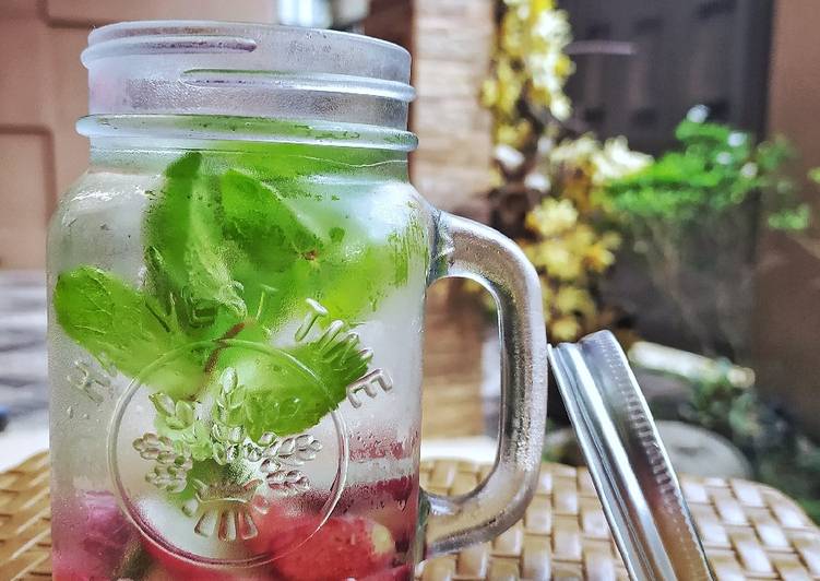 Bagaimana Bikin Infused Water Grape, Lime, &amp; Mint, Lezat Sekali