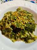 Farfalle con crema di spinaci biete stracchino parmigiano reggiano e granella di pistacchi
