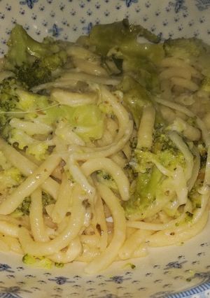 Una foto de Fideos con brócoli
