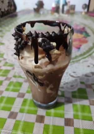 चॉकलेट आइसक्रीम मिल्क शेक (chocolate ice cream milkshake recipe in Hindi) रेसिपी मुख्य फोटो