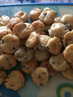 Una foto de Scones de queso, aceituna y panceta