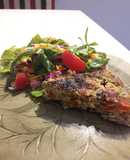 Tortilla de berenjena, champiñones, cebolla y morrón con ensalada