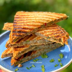 A picture of Aloo Sandwich (Potato Sandwich).