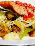 Salmón en salsa de fresa y papas salteadas con vegetales