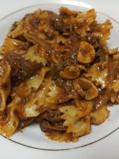 صورة لوصفة معكرونة بالفطر واللحمة المفرومة