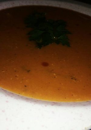 صورة لوصفة حساء العدس الأحمر صحي وسريع من قناة oum zino