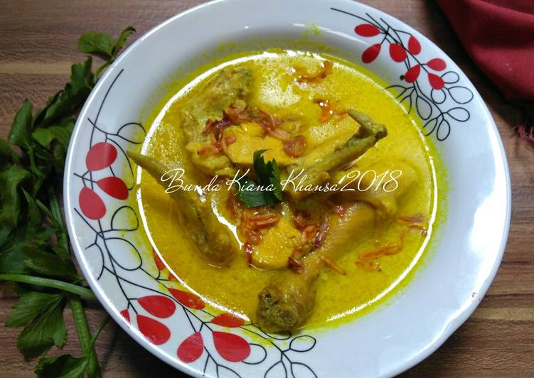 Opor Ayam Bumbu Kuning