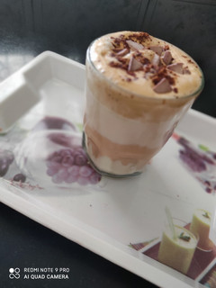 દાલગોના કોફી (Dalgona Coffee Recipe In Gujarati) રેસીપી મુખ્ય ફોટો
