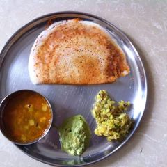A picture of Dosa with Coconut Chutney.