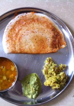A picture of Dosa with Coconut Chutney.