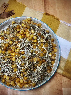 Una foto de Gulas con garbanzos