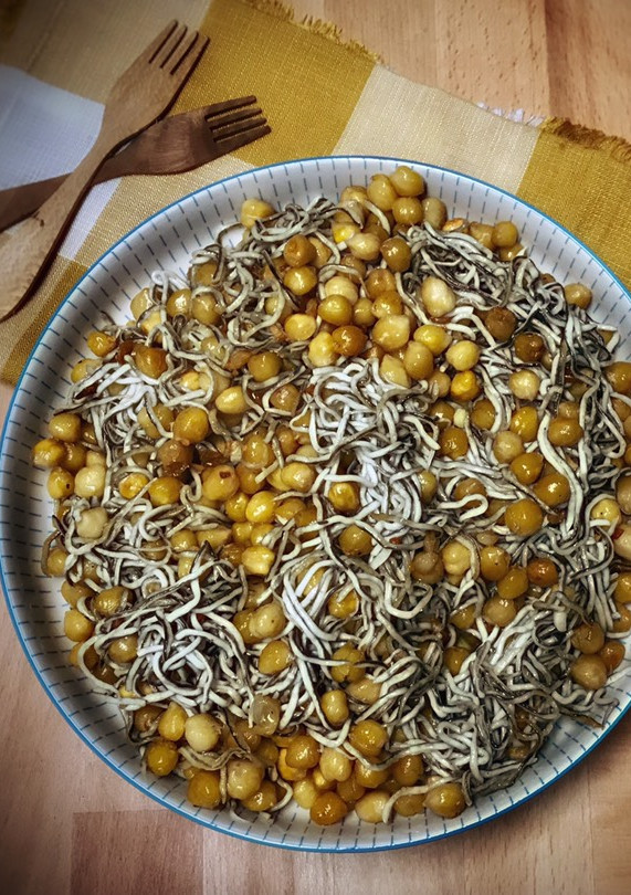 Una foto de Gulas con garbanzos