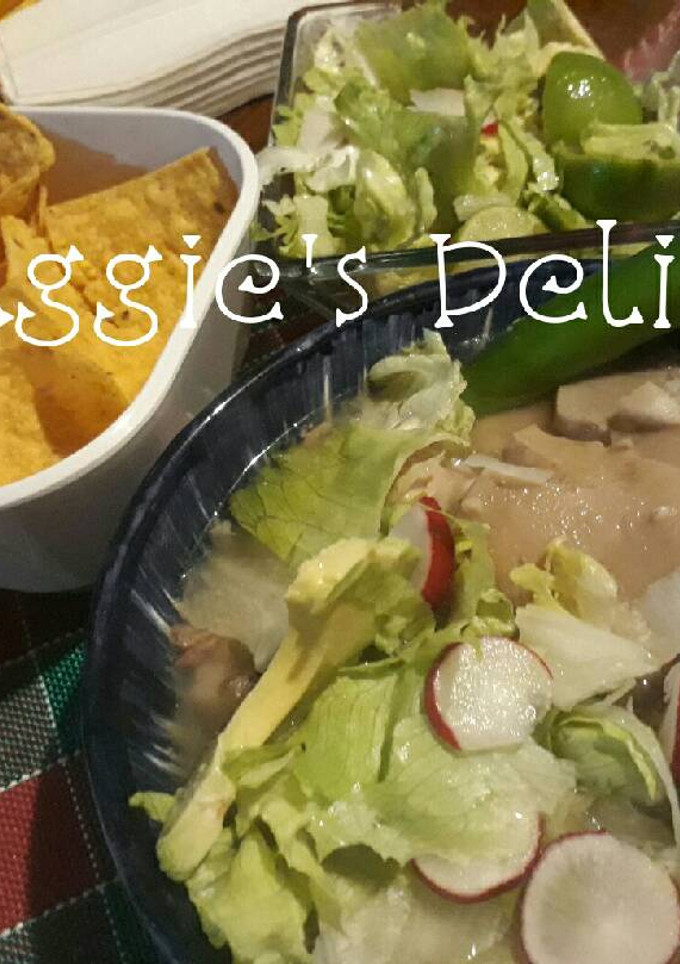 Una foto de Pozole de puerco con cabeza