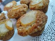 Una foto de muffins de avena y pera