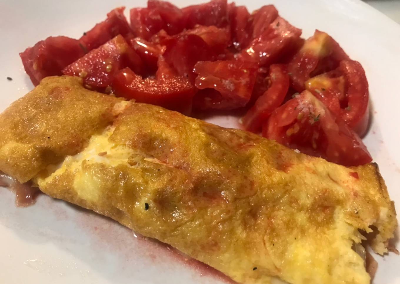 Rollitos de tortilla rellenos de jamón y queso