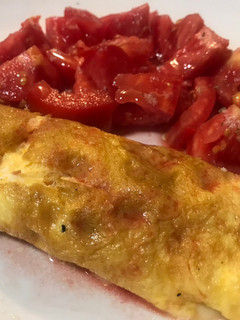 Una foto de Rollitos de tortilla rellenos de jamón y queso