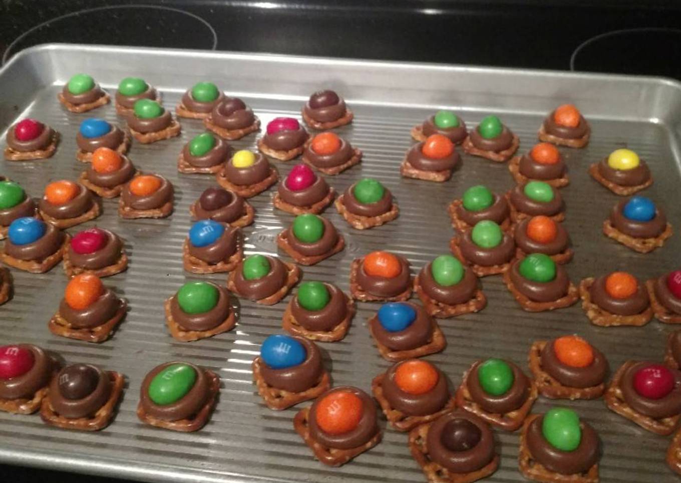 Chocolateâ€‹ pretzel peanut bites