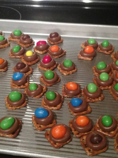 A picture of Chocolate pretzel peanut bites.