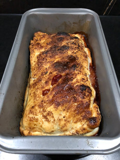 A picture of Strudel di mele alternativo con yogurt magro e marmellata di fragole.