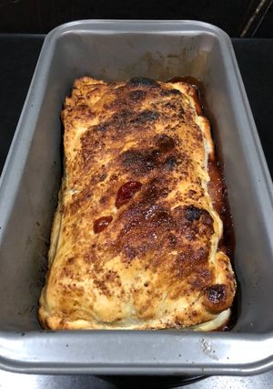 A picture of Alternative Apple Strudel with Low-Fat Yogurt and Strawberry Jam.