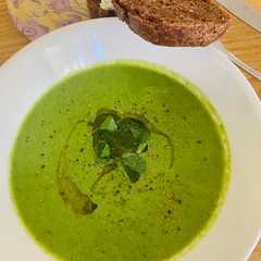A picture of Pea and watercress soup.