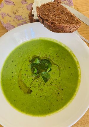 A picture of Pea and watercress soup.