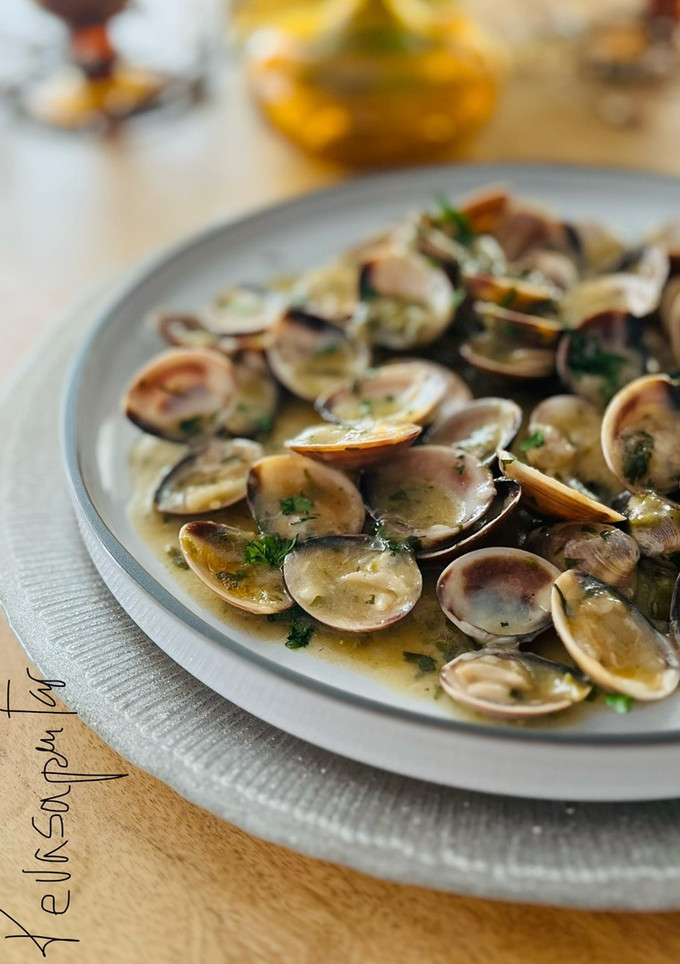 Una foto de Almejas en salsa verde 🌿 🥃 🧄 🌿