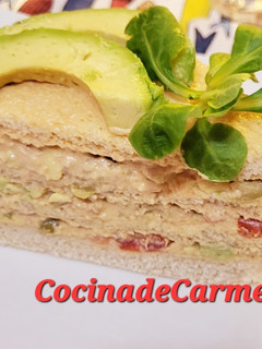 Una foto de Sándwich de atún con aguacate y salsa rosa